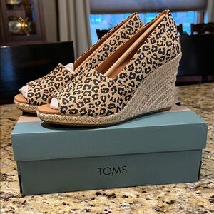 Women’s 7.5 TOMS Animal Print Wedge New